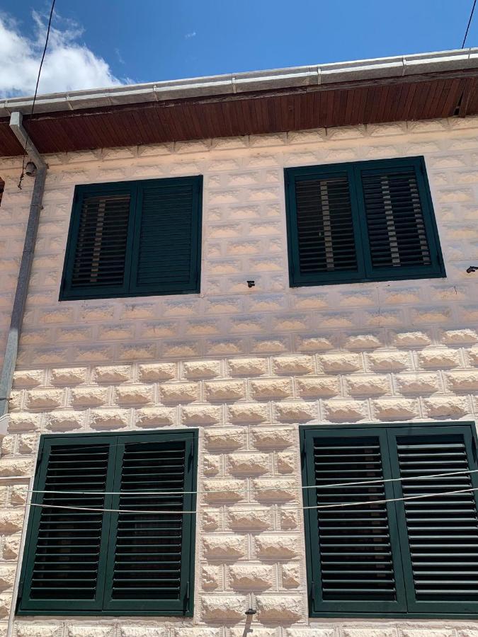 Apartman Mare Blace Buitenkant foto